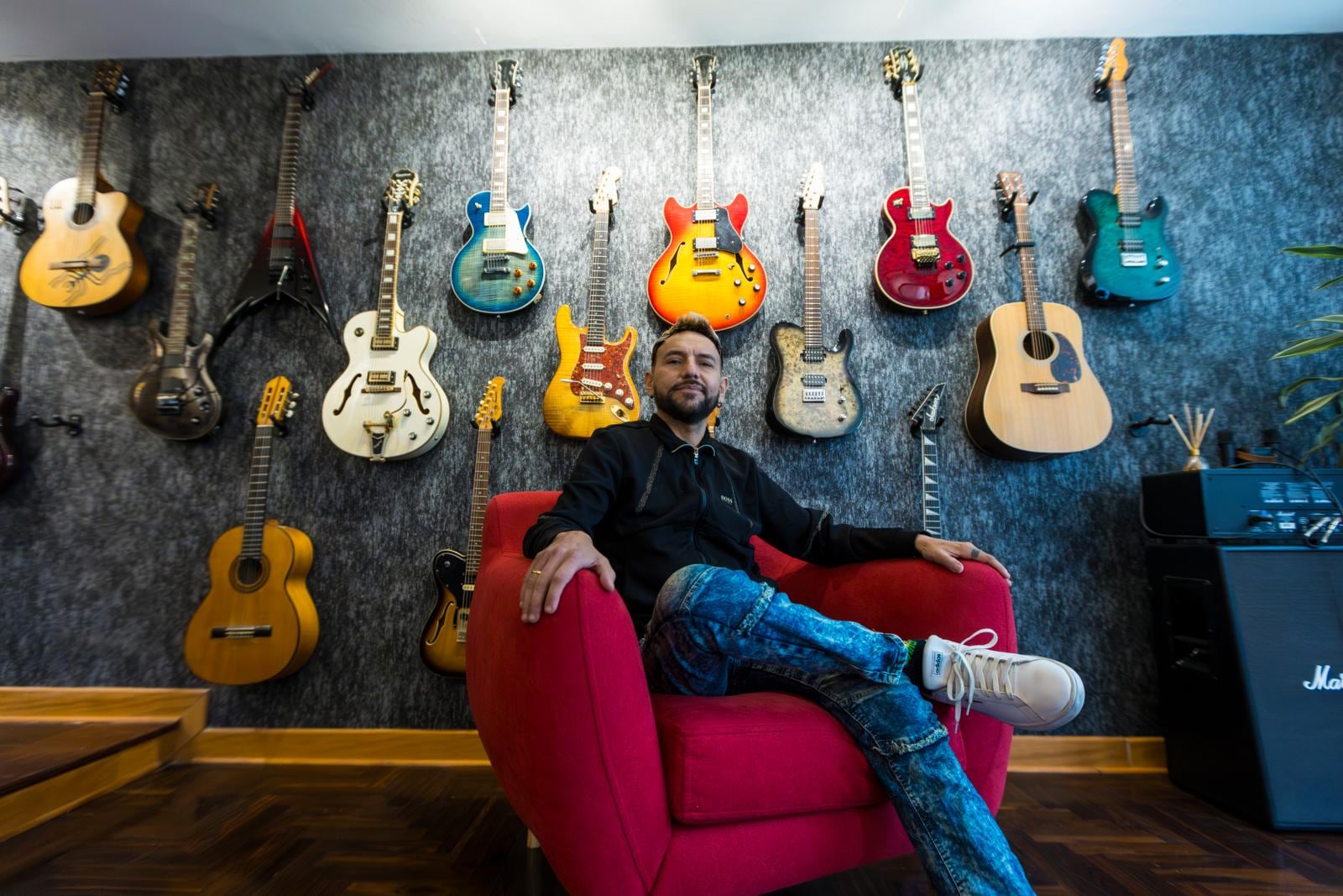 “El Viejo” tiene una colección de 15 guitarras. La primera se la regaló su padre. FOTO: Mario Zapata / GEC