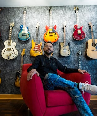 “El Viejo” tiene una colección de 15 guitarras. La primera se la regaló su padre. FOTO: Mario Zapata / GEC