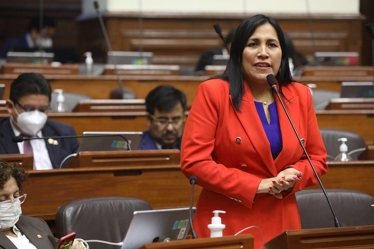 Flor Pablo cuestiona al Partido Morado por alianza con Democracia Directa. (foto: Congreso)