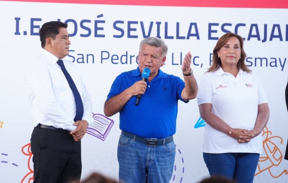 César Acuña Peralta junto a Dina Boluarte. (Foto: GORE La Libertad)