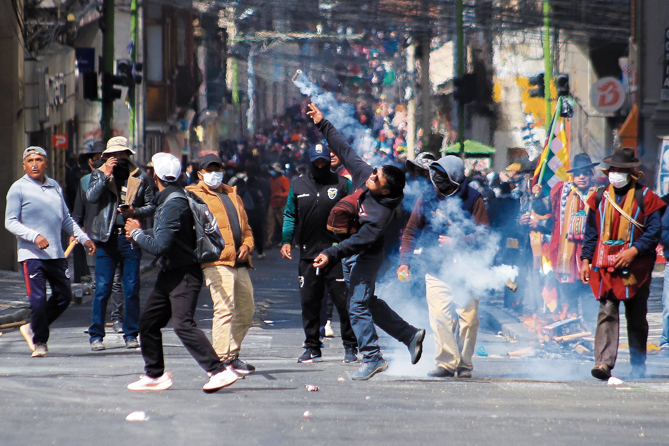 Bolivia ve una lucha entre dos poderes enfrentados en las calles: el organizado por la COB a la cabeza y el del Gobierno apoyado por policías y militares. EFE/ Gabriel Márquez