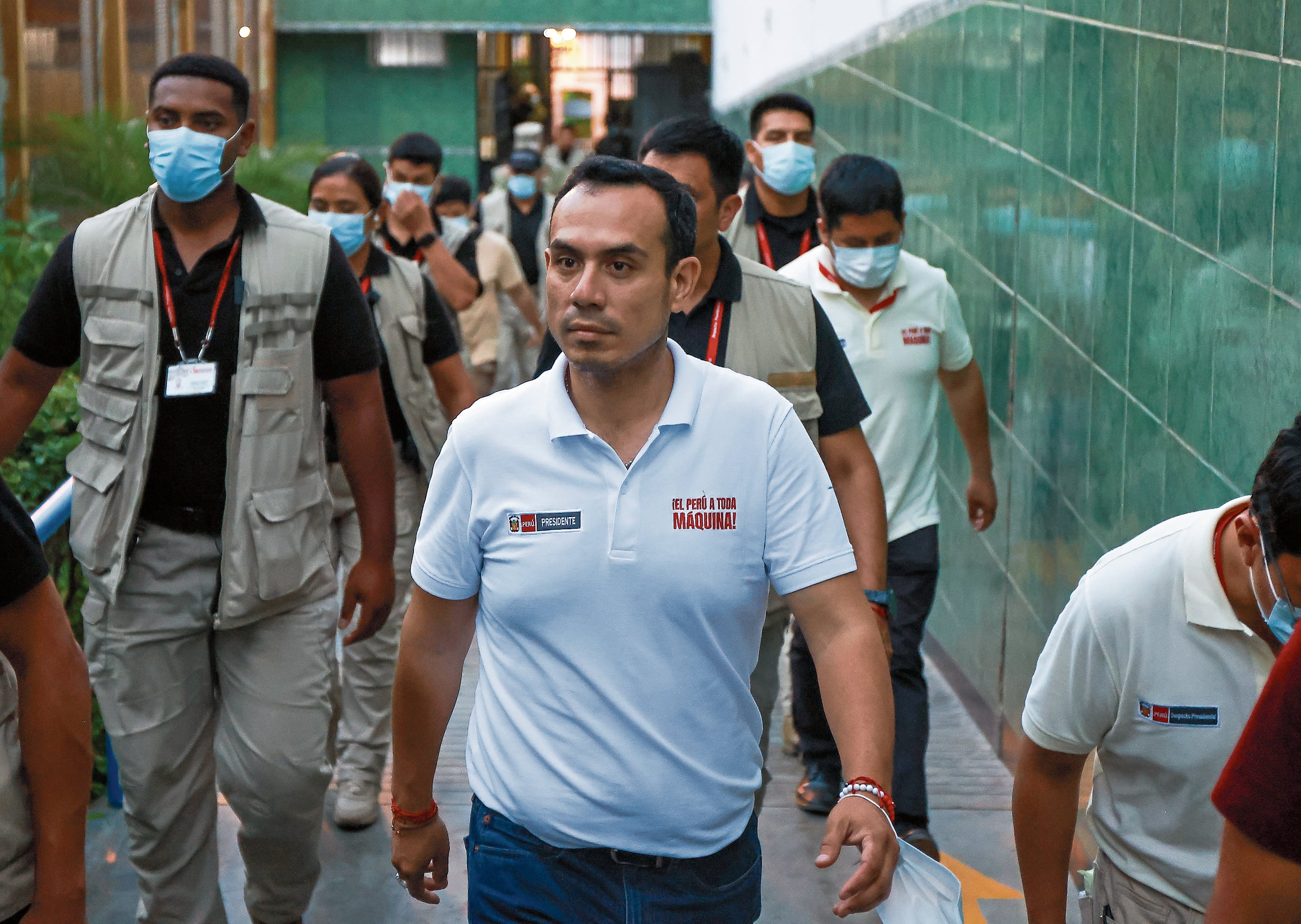 El presidente José Jerí se pasea por penales, mientras delincuentes hacen de las suyas en las calles y sus vínculos con empresarios chinos lo complican.