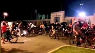 Puente de la Amistad: Ciclistas rompen mallas de seguridad en protesta contra rejas