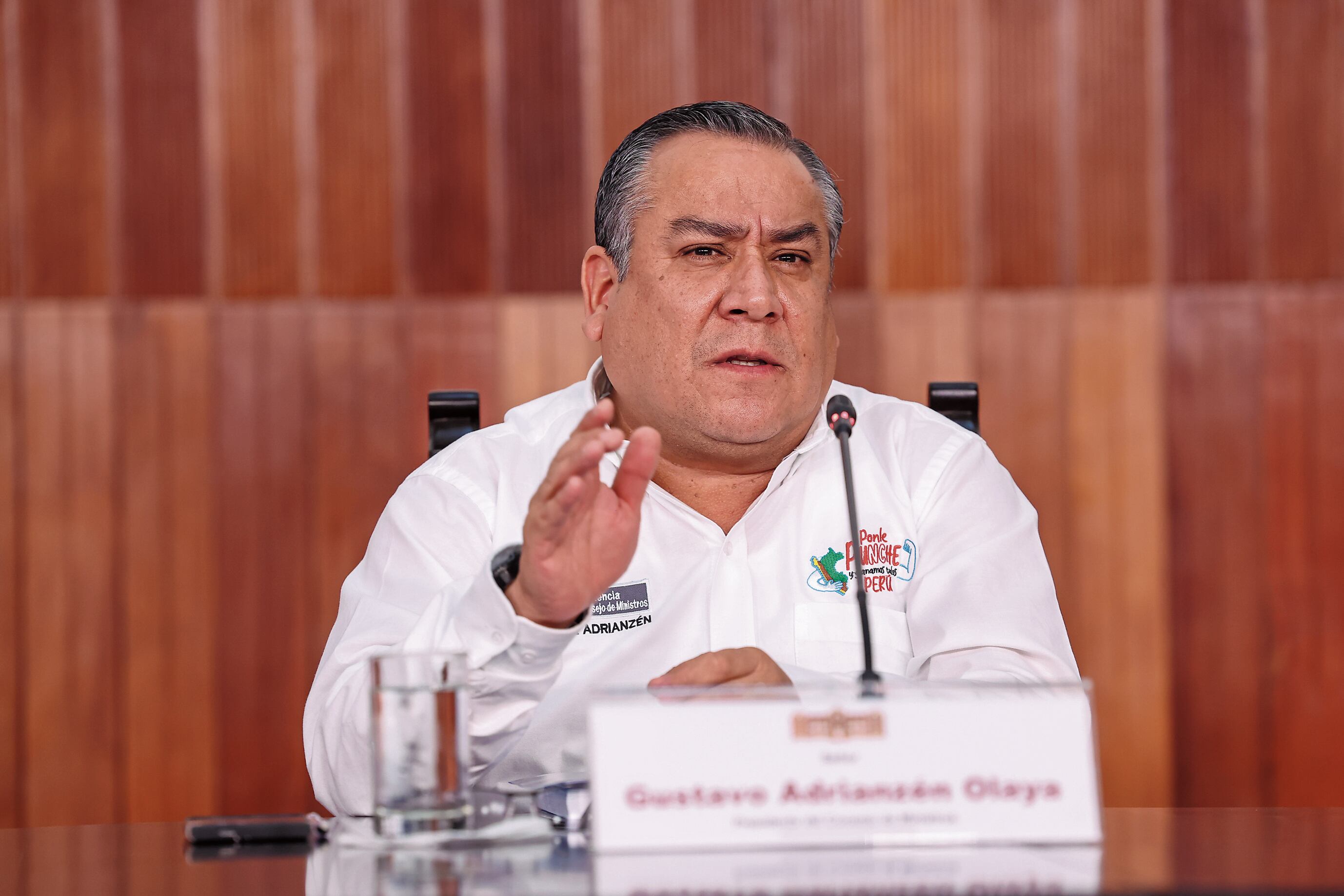 El premier Gustavo Adrianzén ve tambalearse en su cargo.