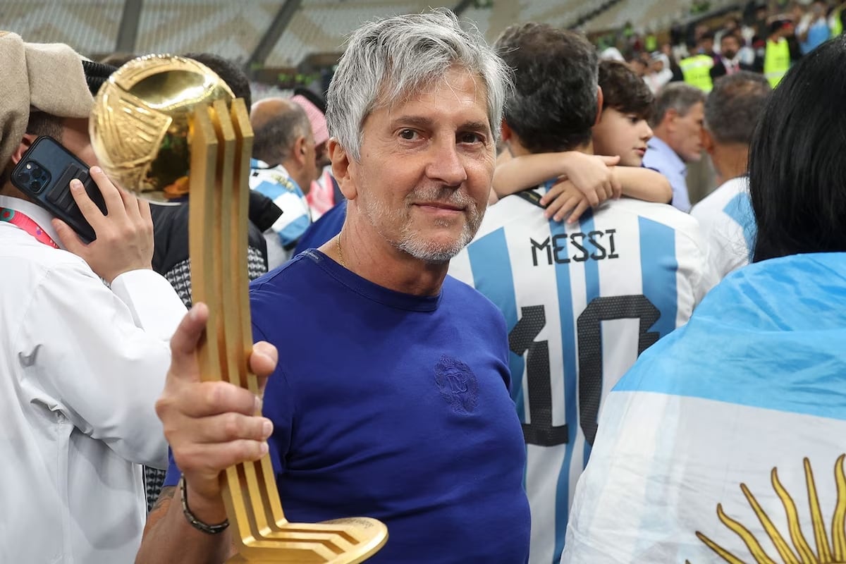 Después de que Argentina conquistara el Mundial de Qatar 2022, las cámaras captaron el abrazo entre Jorge y Leo durante los festejos. Fue una imagen especialmente emotiva: el padre que había acompañado al niño desde Rosario celebraba ahora con el hombre que acababa de alcanzar la cima del fútbol.