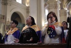 Rezan y lloran por crisis en Venezuela