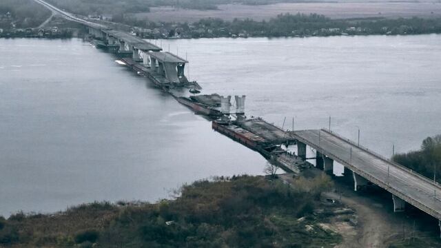 Ucrania ataca dos puentes clave para Rusia en carreteras que conectan Crimea y Jersón | VIDEO