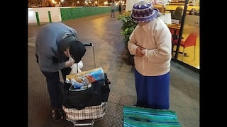 Pareja de abuelitos ambulantes se convierte en símbolo de amor y lucha en Facebook