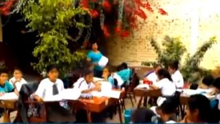 Alumnos en Chiclayo está recibiendo clases bajo un árbol |VIDEO