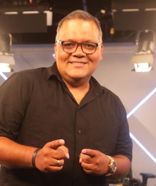 No todo es fútbol, “El Tanke” también tiene su swing y lo demuestra en la Megamix. FOTO: Violeta Ayasta / GEC