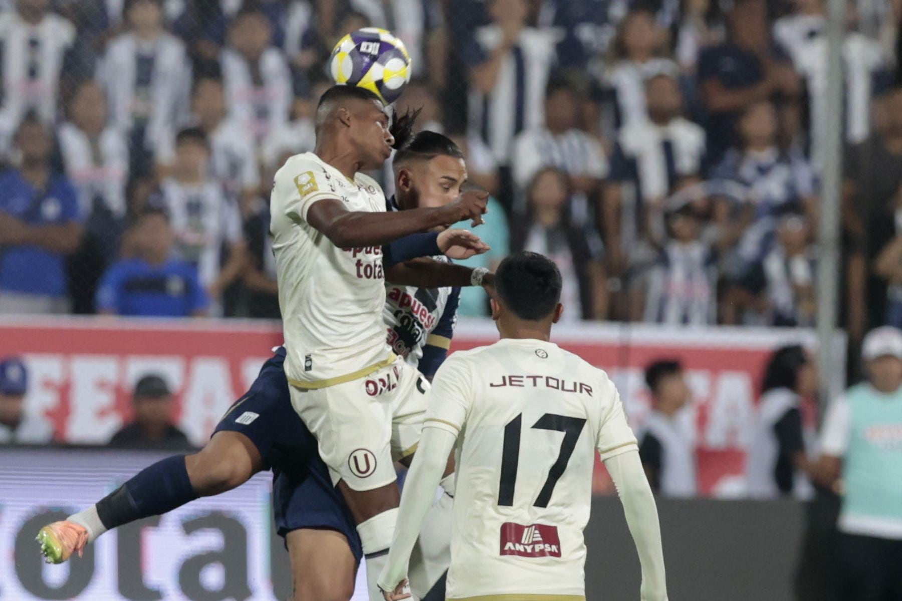 Alianza Lima y Universitario igualaron en un partido con pocas oportunidades de gol.