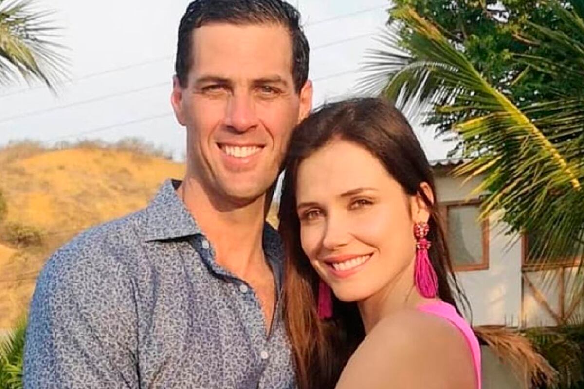 A través de sus redes sociales, Gustavo Salcedo compartió fotografías donde aparece agarrando de la cintura a la exreina de belleza, así como también imágenes donde aparece con sus hijos.