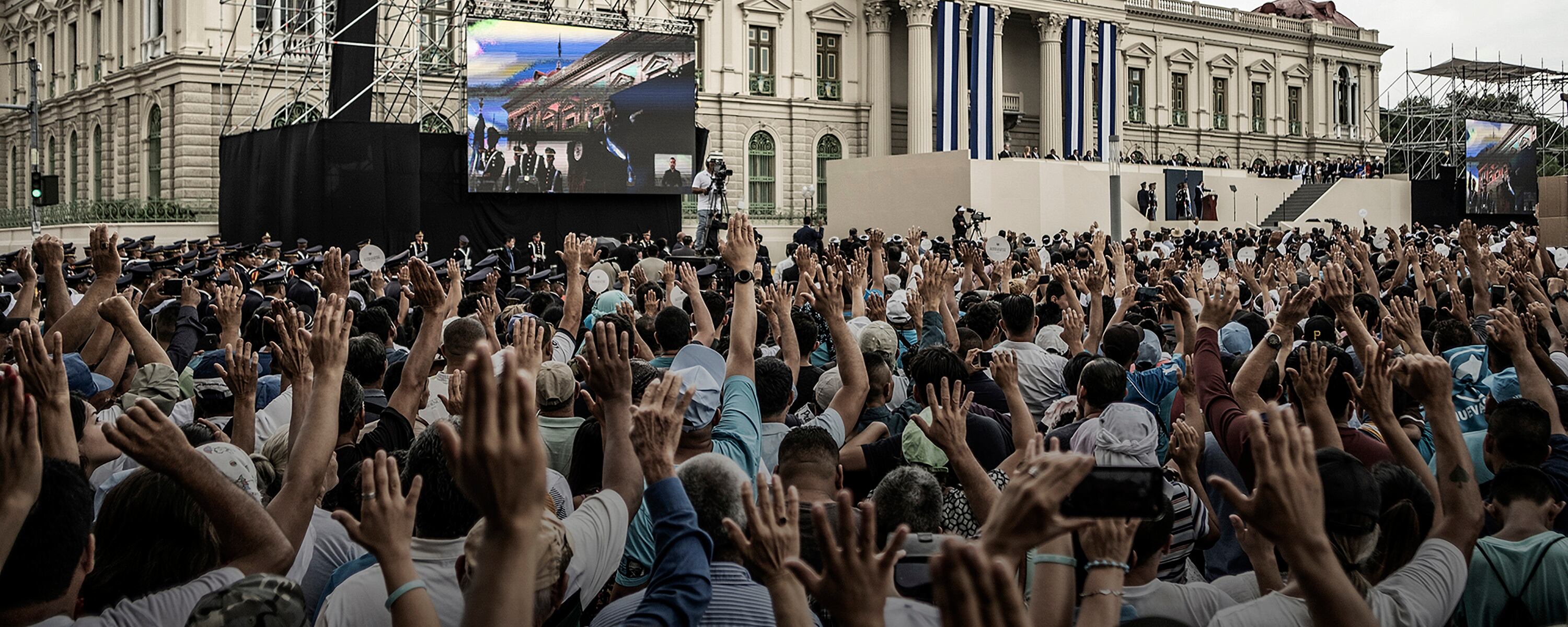 Al final del discurso, Nayib Bukele pidió a la multitud hacer un juramento,’’ Les pido que lo hagan conmigo, juramos trabajar todos para sacar nuestro país adelante, juramos defender lo conquistado el 3 de febrero, juramos que cambiaremos nuestro país contra todo obstáculo, enemigo, muro y nadie se interpondrá entre Dios y su pueblo’’