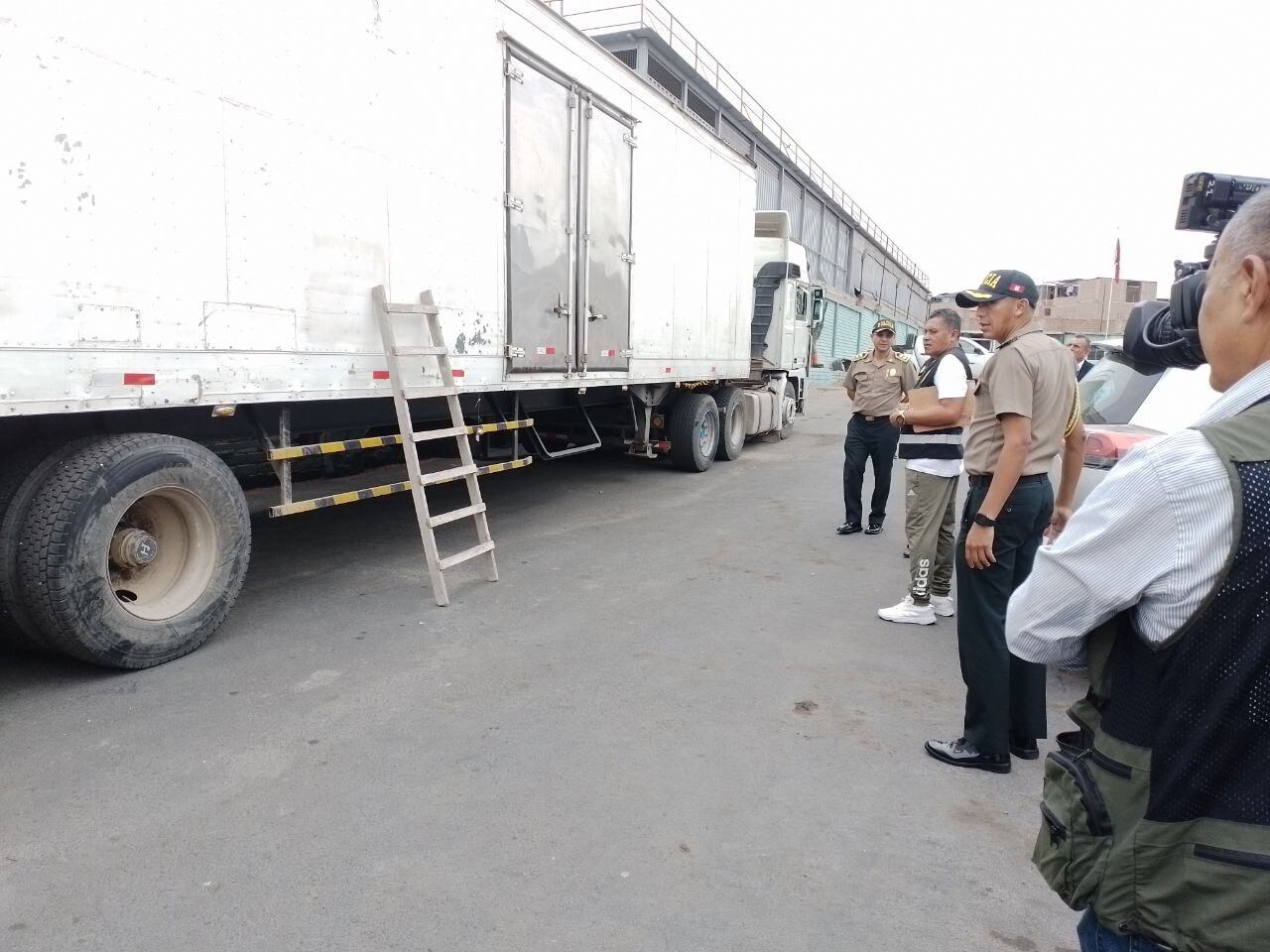 Policía intervino tráiler que escondía cigarrillos y ropa usada que ingresó al país de contrabando