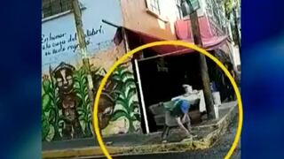Vendedor de tacos enjuaga su trapo en un charco de la calle en Ciudad de México