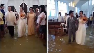 Pudo más el amor: pareja se casa en iglesia inundada por fuertes lluvias ( VIDEO) 