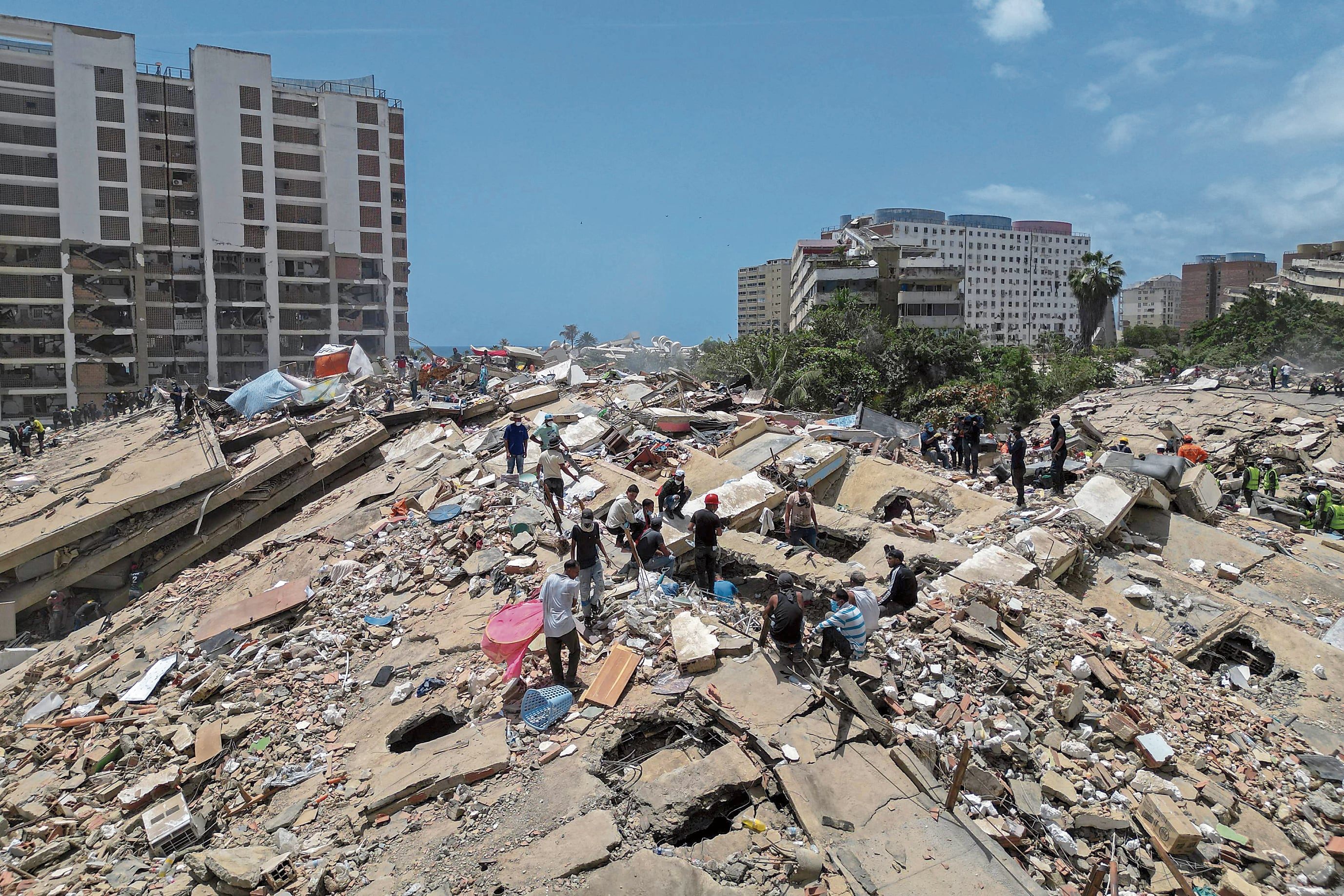 La tragedia en Venezuela duele a todo el continente y se debe enviar más ayuda.(Photo by Federico PARRA / AFP)