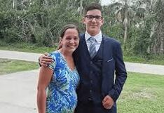 Mamá saca de cárcel a su “hijito”, que mató al papá, y luego el joven la asesina