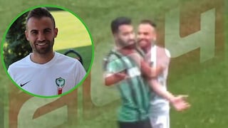 Futbolista entra con cuchilla al campo y corta a sus rivales (VIDEO)