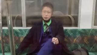 Se disfrazó del Joker y atacó a decenas de personas en el tren de Tokio | VIDEO