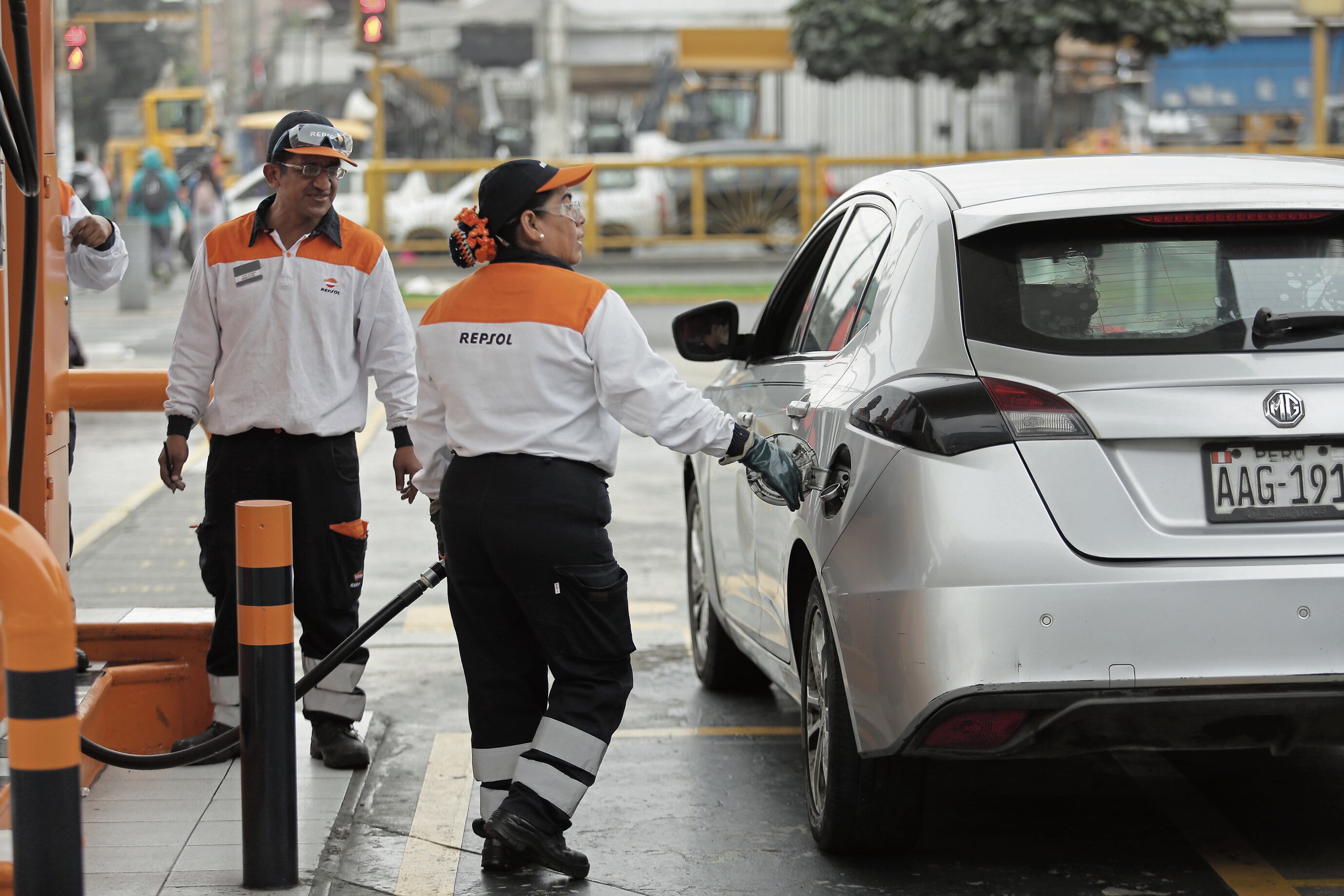 Vehículos forman colas en grifos de la capital y Trujillo, donde el galón cuesta hasta 12 soles.