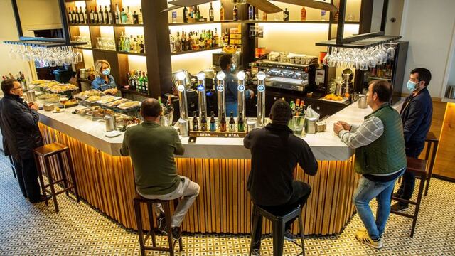 Grecia prohíbe música en bares y restaurantes por avance de variante ómicron