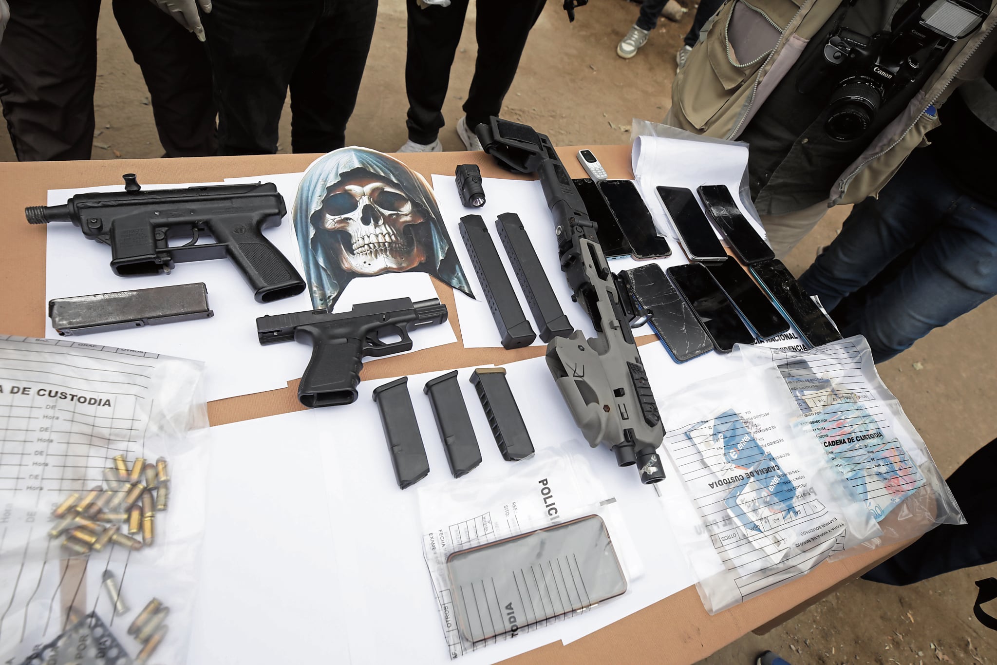 Se les incautó una Mini Uzi, pistola, cacerinas, municiones, celulares, entre otros elementos.
