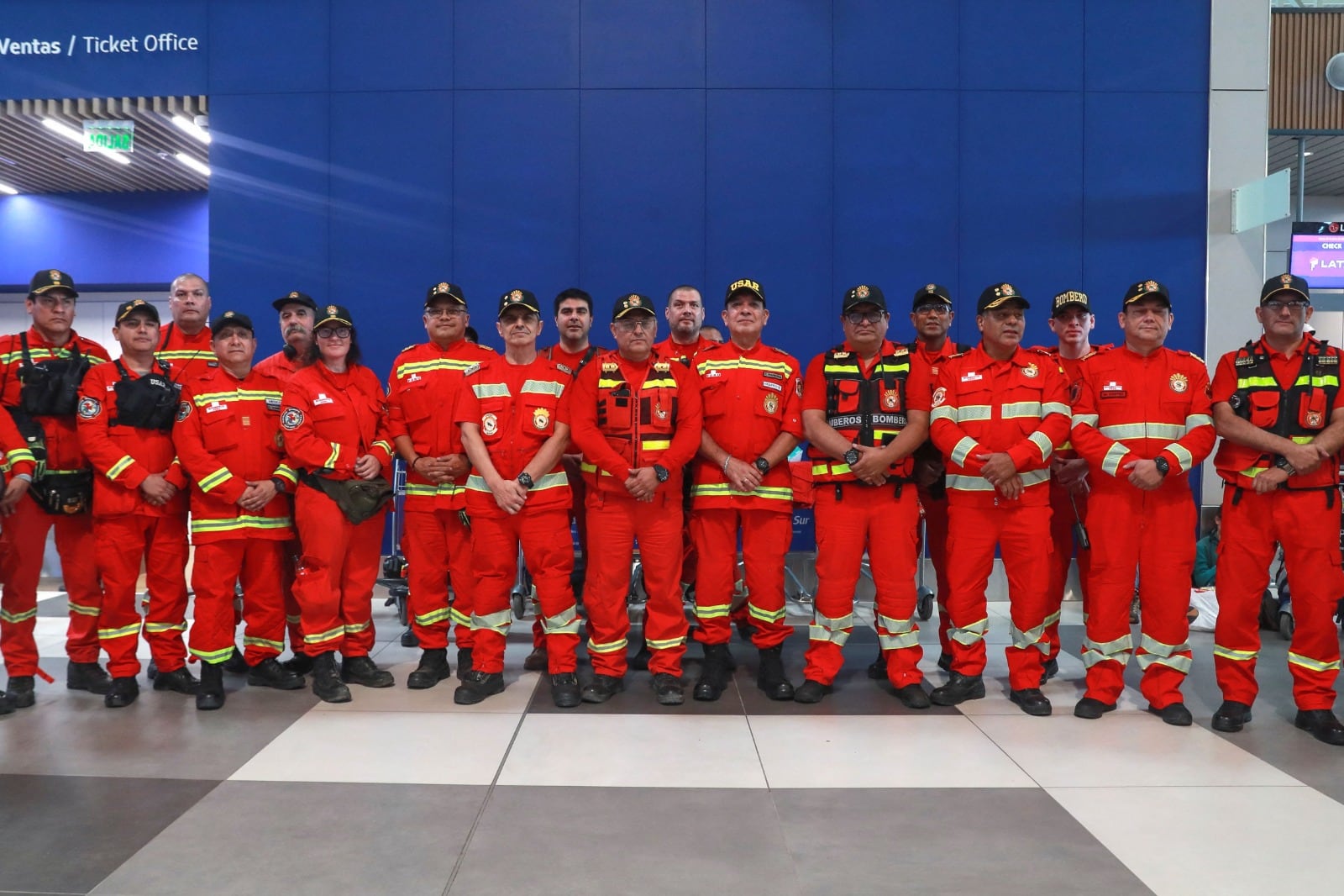 Bomberos voluntarios del grupo especializado USAR (Urban Search And Rescue), de los Bomberos Voluntarios del Perú, que viajó a Venezuela para apoyar las labores de búsqueda y rescate tras los sismos.