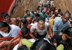 Parejas se bañan en las aguas de un pozo sagrado para así poder tener hijos