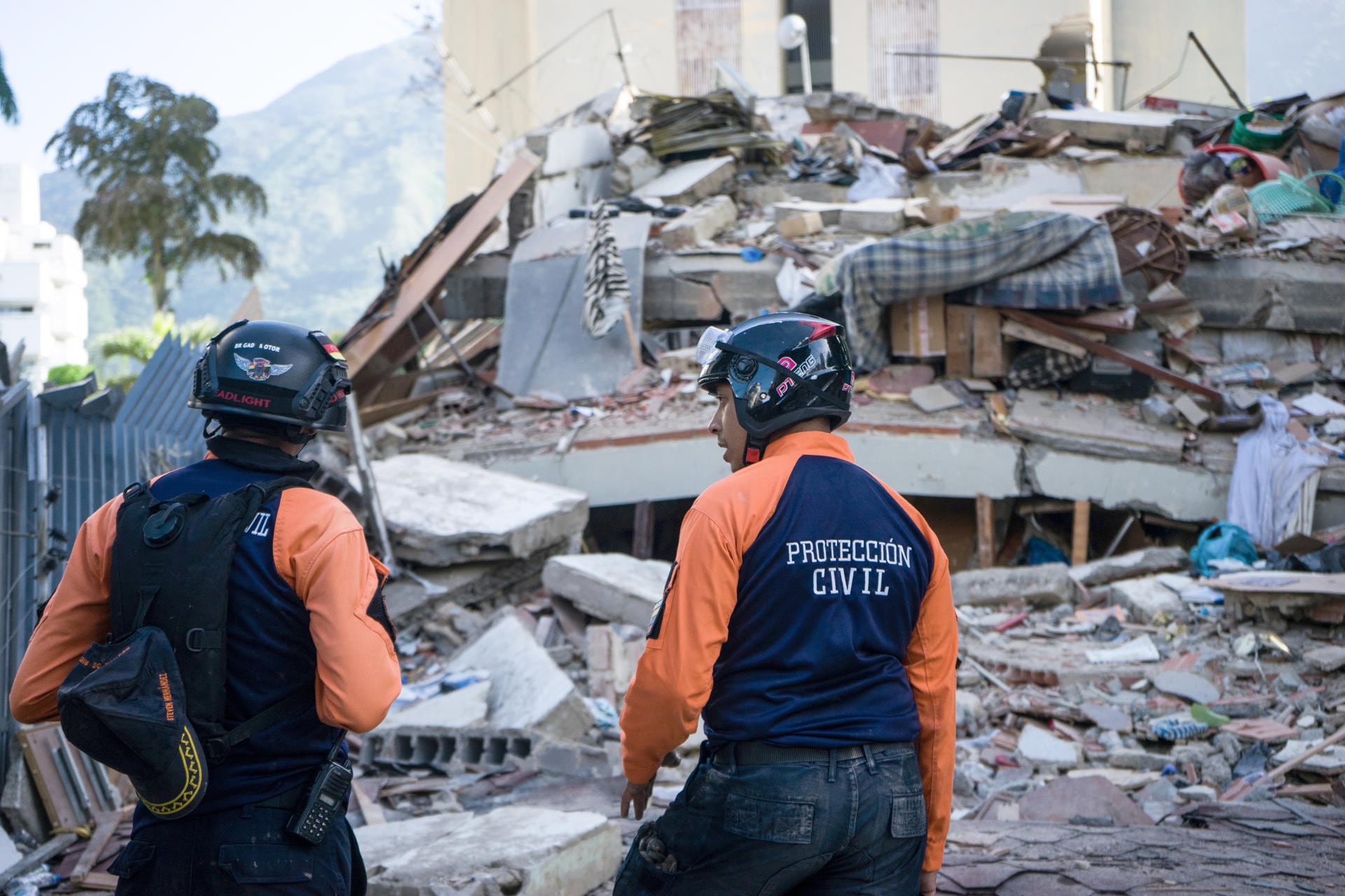 Integrantes de la Protección Civil participan en labores de remoción de escombros y búsqueda de sobrevivientes entre edificios colapsados por los terremotos en el municipio de Chacao, en el este de Caracas, Venezuela. (EFE/ Boris Vergara).