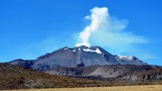 Explosión del volcán Sabancaya genera columna de ceniza de 1,500 metros 