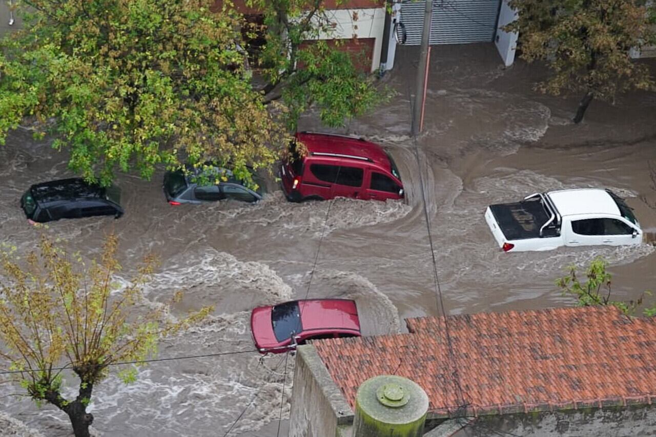 AME7351. BAHÍA BLANCA (ARGENTINA), 07/03/2025.- Fotografía de una calle inundada por fuertes lluvias este viernes, en Bahía Blanca (Argentina). EFE/ Cristian Romero