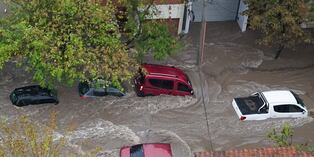 AME7351. BAHÍA BLANCA (ARGENTINA), 07/03/2025.- Fotografía de una calle inundada por fuertes lluvias este viernes, en Bahía Blanca (Argentina). EFE/ Cristian Romero