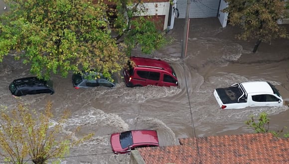 AME7351. BAHÍA BLANCA (ARGENTINA), 07/03/2025.- Fotografía de una calle inundada por fuertes lluvias este viernes, en Bahía Blanca (Argentina). EFE/ Cristian Romero
