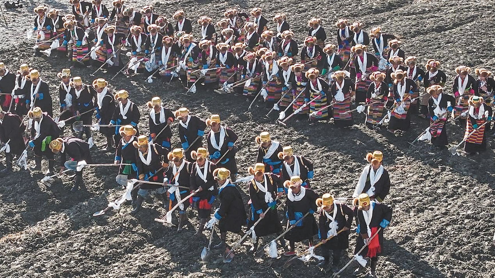En la región autónoma de Xizang, en China, los campesinos aran la tierra.