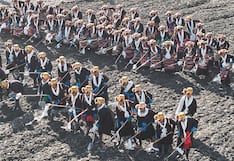 Campesinos, con su mejor vestimenta, se dedican a sembrar tras hacer pago a la tierra