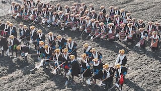 Campesinos, con su mejor vestimenta, se dedican a sembrar tras hacer pago a la tierra