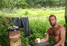 Vende su casa y renuncia a usar dinero para pasar a vivir de la naturaleza y sin tecnología