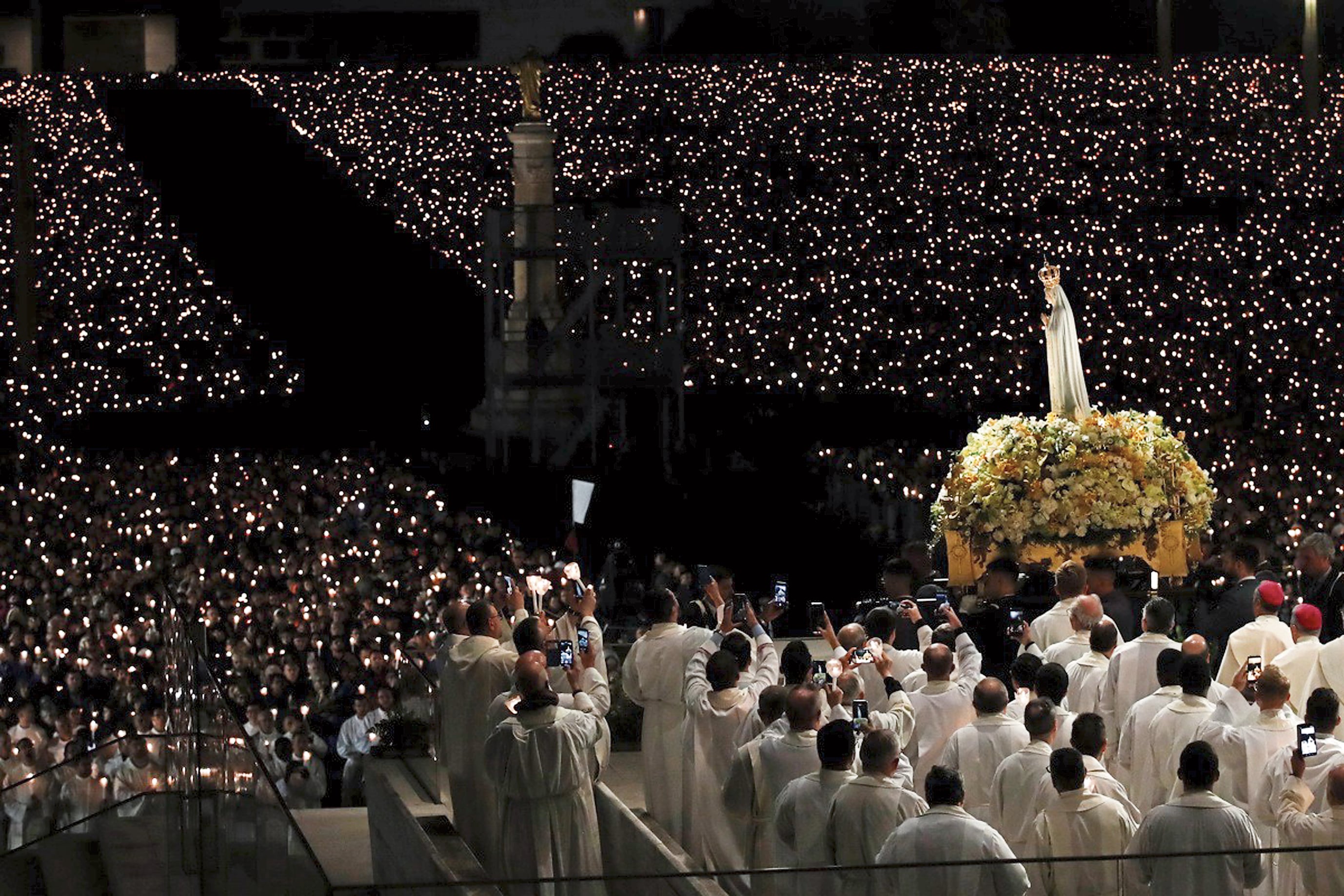 Fieles católicos participaron ayer en la tradicional peregrinación al santuario de Fátima y participaron de una masiva vigilia.
