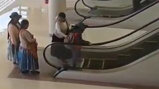 Video de señoras con pollera subiendo una escalera eléctrica es tildado de racista