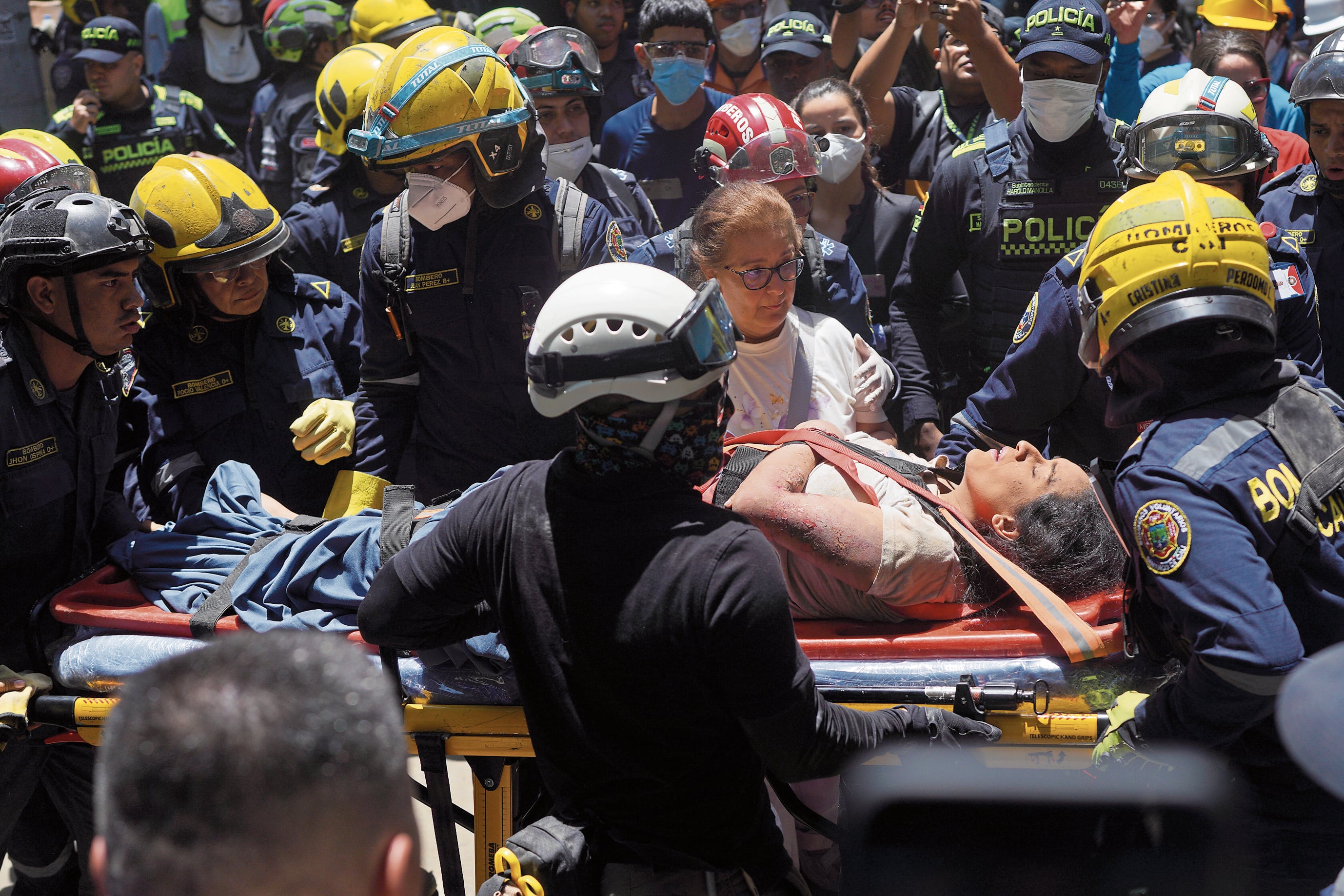 Diana Troncoso, en camilla, es rescatada en Cali, tras ser sacada por un túnel de ocho metros.