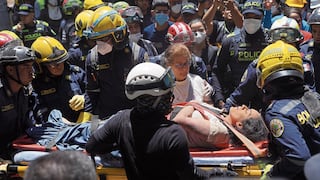 Rescatistas trabajan en Colombia sin descanso para hallar a sobrevivientes bajo los escombros