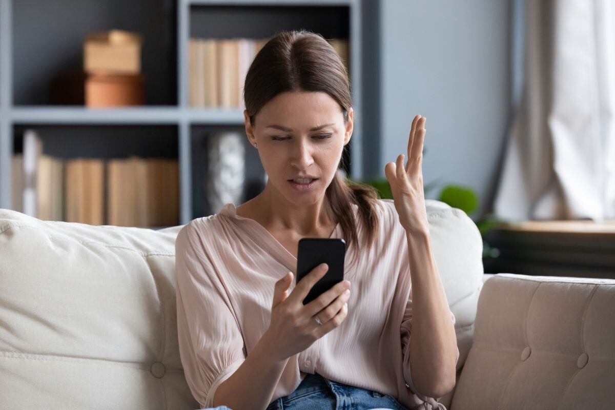 Permanece atento a llamadas telefónicas desconocidas o mensajes de texto (SMS), o por WhatsApp de dudosa procedencia donde te soliciten la actualización de tus datos personales. Foto: iStock.