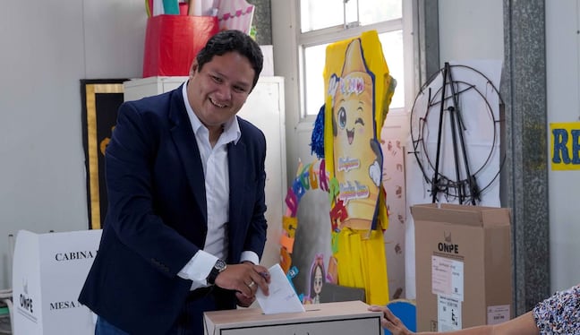 El candidato presidencial Enrique Valderrama del Partido Aprista Peruano emite su voto en la I.E 11148 Juana Infantes Vera del distrito del Cercado de Lima durante la jornada de las Elecciones Generales 2026. Foto: ANDINA/Eduardo García