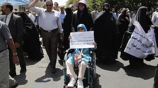 Iraníes extremistas protestan contra ingreso de mujeres a estadios