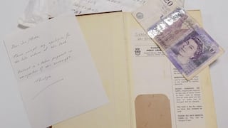 Libro prestado regresa a biblioteca luego de 53 años y con 28 dólares en efectivo