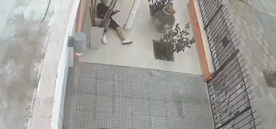 Se alista para dispararse. Prefirió morir antes de afrontar las consecuencias de sus actos.