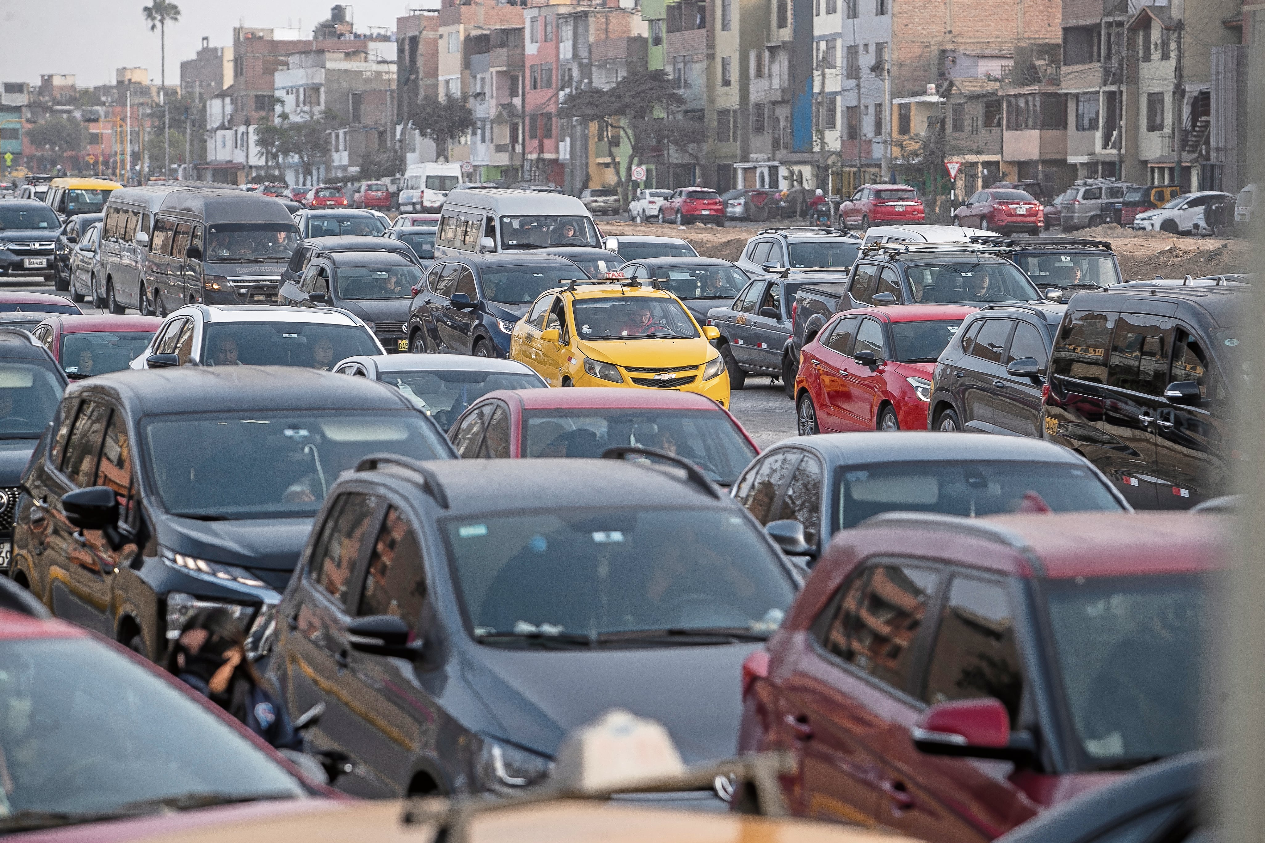 Lima 30 de setiembre 2025
Se viene generando tráfico y congestión en cruces de Vía Expresa Sur tras habilitación de su pista central.
CRUCES DE AVENIDAS PROCERES Y AYACUCHO (fotos drone)
Fotos: Julio Reaño/@photo.gec