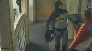Increíble: Batman entregó delincuente a una comisaría inglesa