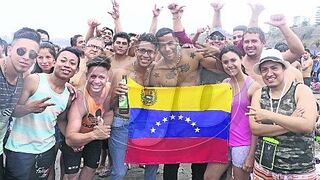 Venezolanos en Perú también “invaden” playas de la Costa Verde 